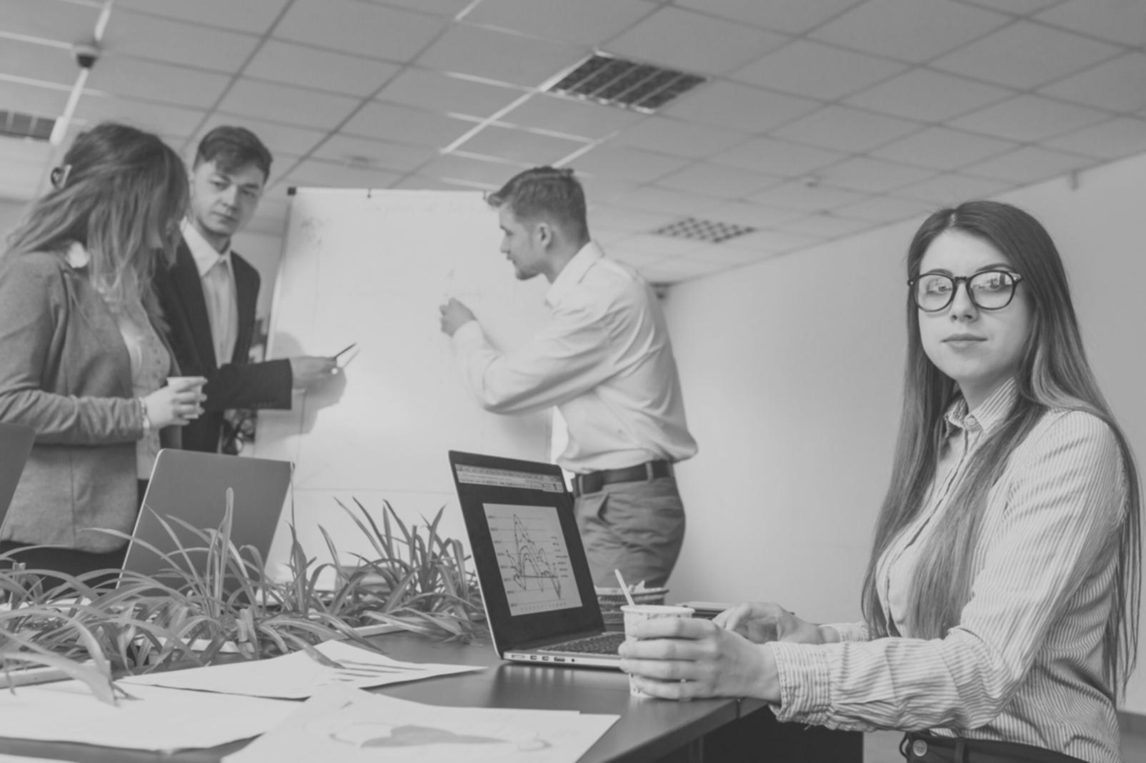 Professionnel analysant des données financières sur écran