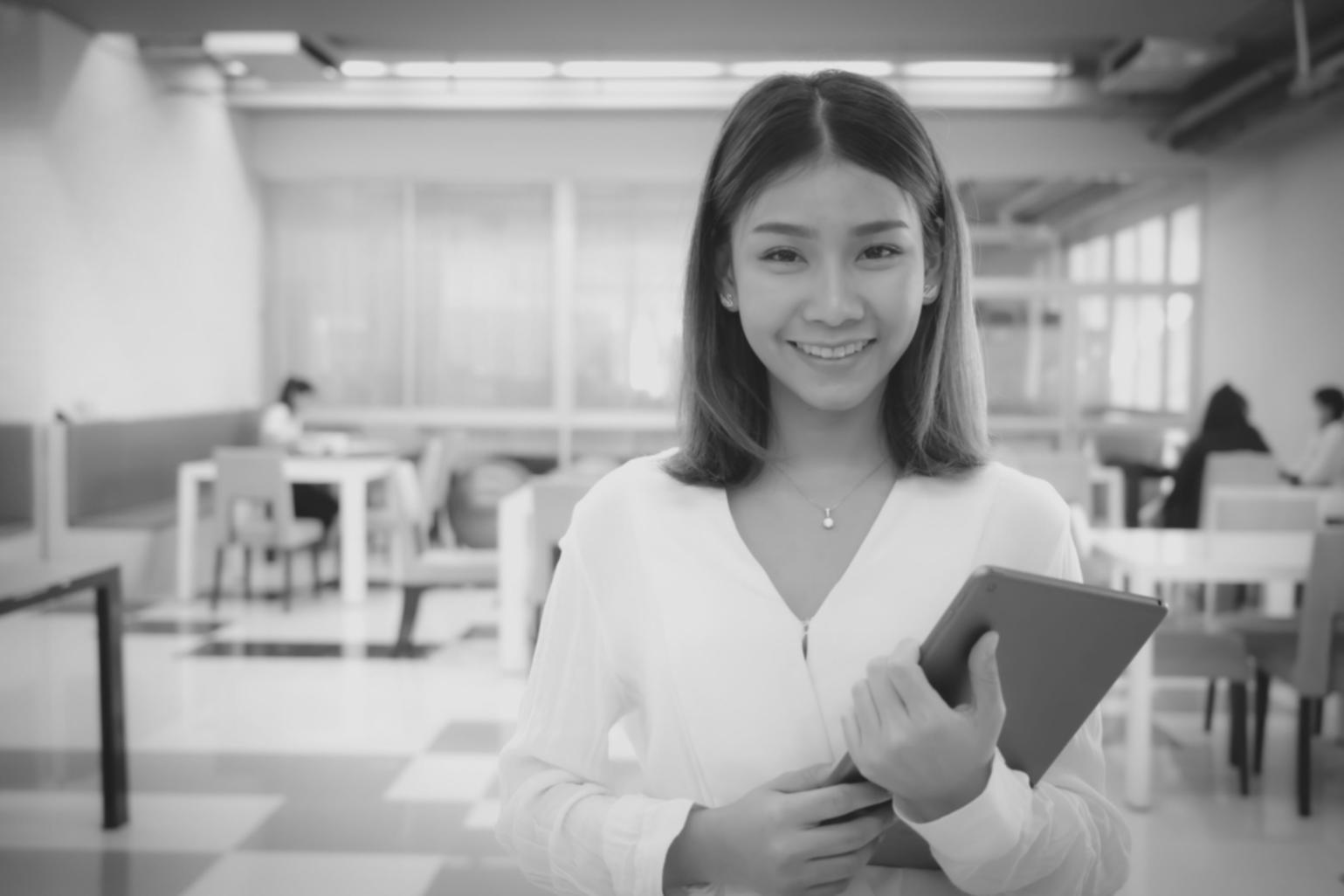 Équipe de professionnels collaborant sur des projets financiers